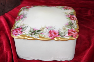 Delinieres 리모지 핸드페인트 커버 박스 Delinieres Limoges Hand Painted Covered Box circa 1900
