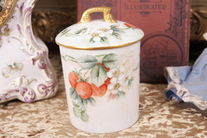 Tressemanes &amp; Vogt 리모지 핸드페인트 커버 잘 Tressemanes &amp; Vogt Limoges Hand Painted Covered Jar circa 1900