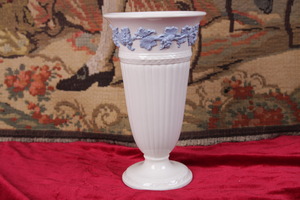 웨지우드 퀸스웨어 라벤더 안 아이보리 트럼펫 꽃병 Wedgwood Queensware Lavender on Ivory Smull Trumpet Vase circa 1950