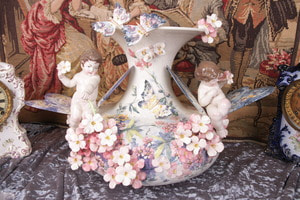 19세기 이탈리아 나폴리 바르보틴 마졸리카 천사 나비 꽃으로 구성된 꽃병 / 19th C. Italian Napoli Barbotine Majolica Vase w/ Applied Cherubs, Butterflies and Flowers - X-Large!!!