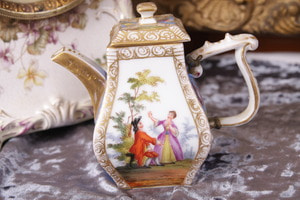 헬레나 Wolfsohn (Augustus Rex 마크) 핸드페인트 미니 티팟  Helena Wolfsohn (Augustus Rex Mark) Hand Painted Mini Teapot circa 1800&#039;s