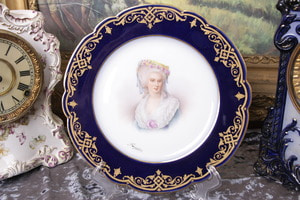 19세기 세브르 핸드페인트 Madame De Lamballe 초상화 플레이트  - 아티스트 서명 19th C. Sevres Hand Painted Portrait Plate of Madame De Lamballe - Artist Signed (Fourastier)
