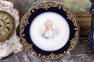 19세기 세브르 핸드페인트 Madame de Montesson 초상화 플레이트  - 아티스트 서명 19th C. Sevres Hand Painted Portrait Plate of Madame de Montesson - Artist Signed (Fourastier)
