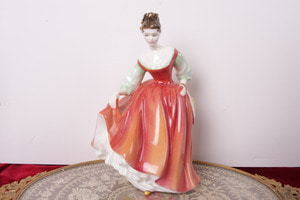 로얄 돌턴  &quot;Fair Lady (Red)&quot; 피겨린 Royal Doulton &quot;Fair Lady (Red)&quot; Figurine circa 1962 