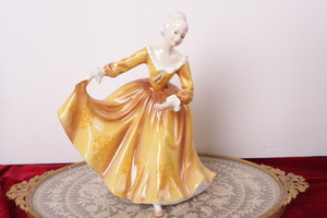 로얄 돌턴   &quot;Kristy&quot;  피겨린 Royal Doulton &quot;Kristy&quot; Figurine circa 1970 