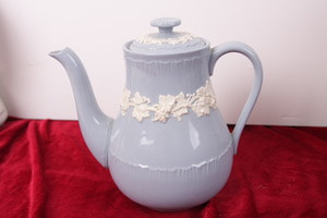 웨지우드 퀸스웨어 에그쉘 아이보리 안 라벤더 커피팟 Wedgwood Queensware Eggshell Ivory on Lavender Coffee Pot dtd 1965