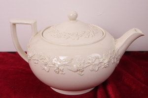 웨지우드 퀸스웨어 아이보리 안 아이보리 티팟-데미지 Wedgwood Queensware Ivory on Ivory Tea Pot dtd 1924 - AS IS
