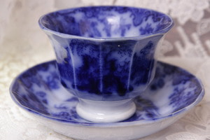 Alcock 플로우 블루 손잡이 없는 컵&amp;소서 &quot;Scinde&quot; 페턴 Alcock Flow Blue Handless Cup &amp; Saucer &quot;Scinde&quot; Pattern circa 1839 - 1846