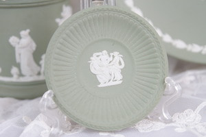 웨지우드 솔리드 세이지 그린 제스퍼웨어 버터 펫 Wedgwood Solid Sage Green Jasperware Butter Pat Circa 1960