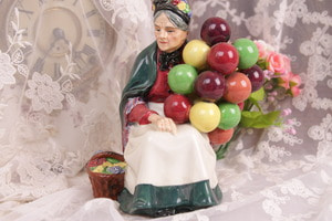 로얄 돌턴&quot;The Old Balloon Seller&quot; 피겨린 Royal Doulton &quot;The Old Balloon Seller&quot; Figurine circa 1930