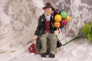 로얄 돌턴 &quot;The Balloon Man&quot; 피겨린 Royal Doulton &quot;The Balloon Man&quot; Figurine dtd 1954
