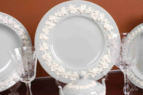 웨지우드 퀸스웨어 아이보리 안 그레이 디너 플레이트 Wedgwood Queensware Ivory On Grey Dinner Plate circa 1950 - 1960