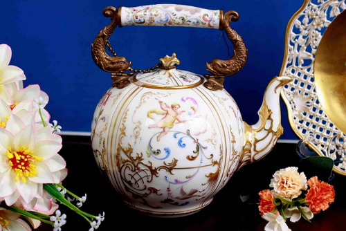 19세기 핸드페인트 티팟 W/브론즈 돌고래 핸들 (로얄 비엔나 비하이브 마크) 19th C. Hand Painted Teapot w/ Bronze Dore Dolphin Handles (Royal Vienna - Beehive Mark)