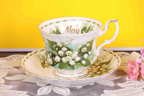 로얄 알버트 월의 꽃 시리즈 &quot;백합 밸리&quot; (5월) 컵&amp;소서 Royal Albert Flower of the Month Series &quot;Lily of the Valley&quot; (May) Cup &amp; Saucer circa 1960
