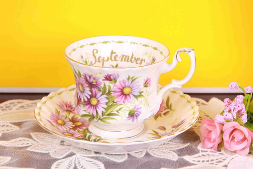 로얄 알버트 월의 꽃 시리즈 &quot;백합 밸리&quot; (9월) 컵&amp;소서 Royal Albert Flower of the Month Series &quot;Michaelmas Daisy&quot; (September) Cup &amp; Saucer circa 1960