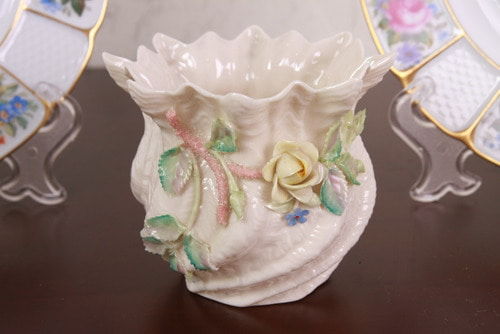 아이리쉬 조개 꽃병 / 적용된 꽃 Irish Belleek Neptune Seashell Vase w/ Applied Flowers circa 1946 - 1955