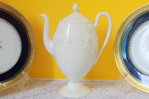 웨지우드 퀸스웨어 아이보리 안 아이보리 라지 굽있는 커피 팟 Wedgwood Queensware Ivory on Ivory Large Pedestal Coffee Pot circa 1950 - AS IS