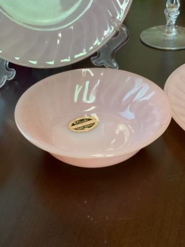 파이어 킹 &quot;핑크&quot; 회호리 베리 볼-오리지널 호일 라벨 Fire King &quot;pink&quot; swirl berry bowl circa 1950 - Original Foil Label!!!