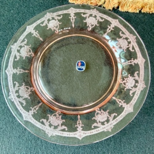Hersey “old Dominion” 핑크 엘러겐 글래스 “Empress” 페턴 플레이트  Hersey “old Dominion” Pink Elegent Etched Glass “Empress” Pattern 20.5 cm Plate with Original Foil Label circa 1928 - 1937