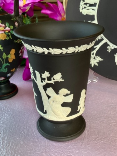 웨지우드 화이트 안 블랙 제스퍼웨어 미디음 베이스 Wedgwood White on Black Jasperware Medium Vase circa 1960
