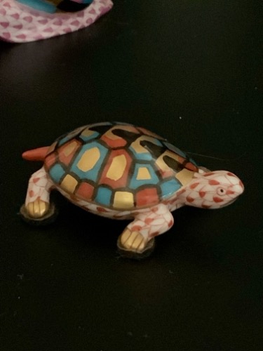 헤런드 아기 거북이 핸드페인트 라즈베리 그물 무늬-60% 세일 Herend Baby Turtle in Hand Painted Rasberry Fishnet dated 1996   -  60% OFF !!!