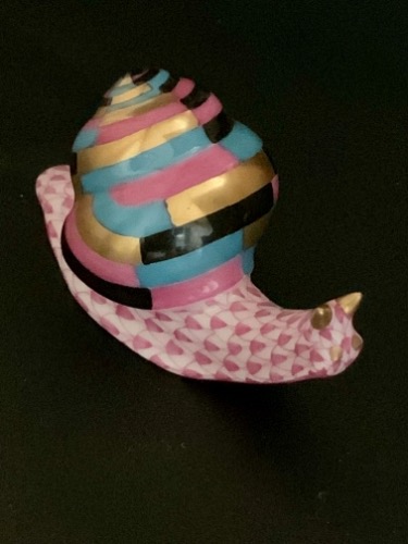 헤런드 아기 달팽이 핸드페인트 라즈베리 그물 무늬-50% 세일 Herend Baby Snail  in Hand Painted Rasberry Fishnet dated 1996  - 50% OFF !!