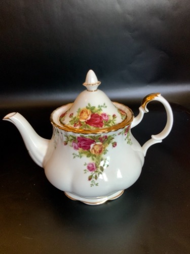 로얄 알버트 &quot;올드 컨트리 로즈&quot;  라지 팟 Royal Albert &quot;Old Country Roses&quot; Large Teapot circa 1962