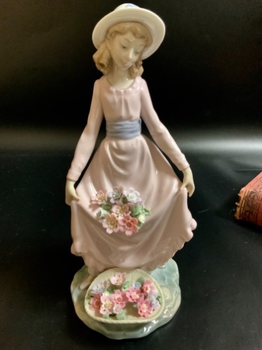 야드로 &quot;Flower Girl &quot; 피겨린 Lladro &quot;Flower Girl &quot; Figurine circa 1978