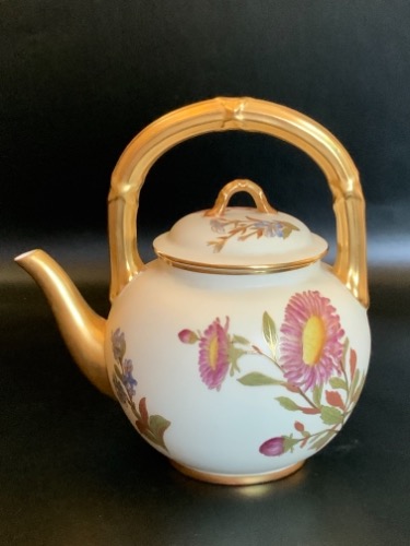 19세기 로얄 우스터 핸드페인트 티팟 19th C. Royal Worcester Hand Painted Teapot dated 1889