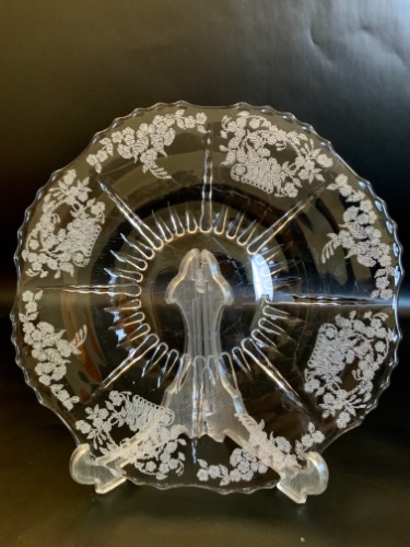 New Martinsville 우아한 글래스 &quot;플라워 바스켓&quot; 페턴 서빙 플레이트-매우 귀한- New Martinsville Elegant Glass &quot;Flower Basket&quot; Pattern Serving Plate circa 1930 - Rare pattern
