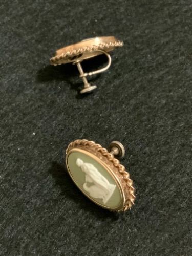 웨지우드 세지 그린 귀걸이 골드 와시 레인보우 스털링 실버 세팅 Wedgwood Sage Green Screwback Earrings in Gold Wash Rainbow Sterling Silver Setting