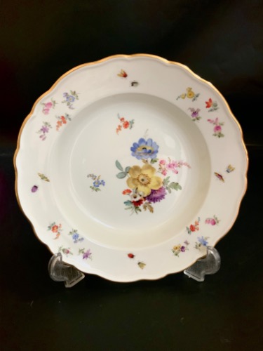 마이센 핸드페인트 &quot;플라워&amp;곤충&quot; 납작한 림 스프 보울 Meissen Hand Painted &quot;Flowers &amp; Insects&quot; Flat Rim Soup Bowl circa 1815-1924
