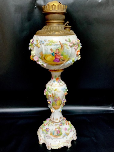 Carl Thieme 드레스덴 핸드페인트 빅토리언 오일 램프W/ 적용된 플라워 Carl Thieme Dresden Hand Painted Victorian Oil Lamp w/ Applied Flowers circa 1888