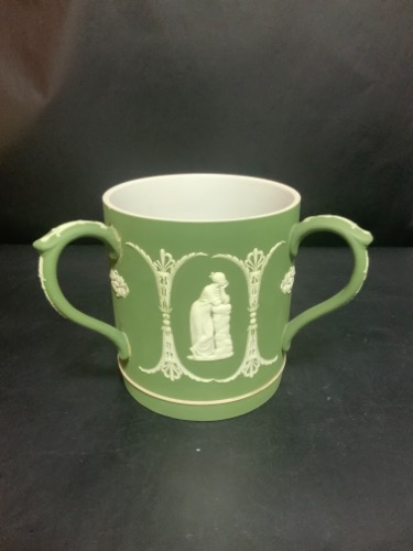 19세기 웨지우드 올리브 그린 재스퍼웨어 3개의 손잡이가 달린 사랑스런 컵 1880 / 19th C. Wedgwood Olive Green Dipped Jasperware 3 Handled Loving Cup circa 1880 - RARE!!!