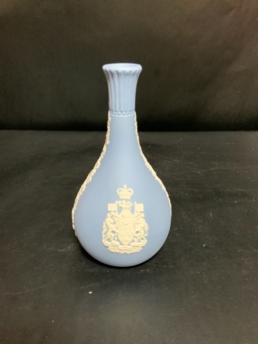 웨지우드 제스퍼웨어 라벤더 버드 꽃병  Wedgwood Jasperware Lavender Bud Vase w/ Coat of Arms circa 1970