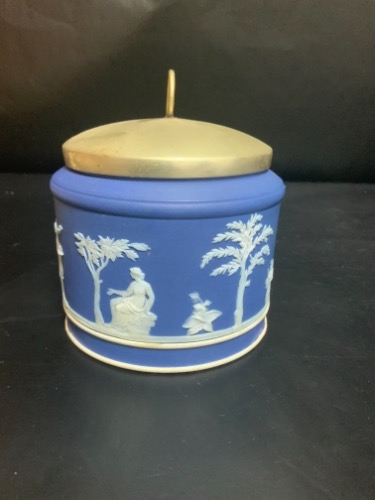 웨지우드 다크 블루 제스퍼웨어 겨자 항아리 w/ 실버플레이트 뚜껑 Wedgwood Dark Blue Dip Jasperware Mustard Jar w/ Silver Plate Lid circa 1866 - 1890