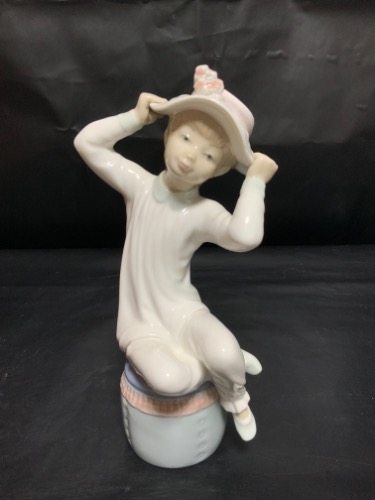 야드로 &quot;Girl With Hat&quot; 피겨린  Lladro &quot;Girl With Hat&quot; Figurine Issued 1971 &amp; Retired 1985 - 30% OFF!!!
