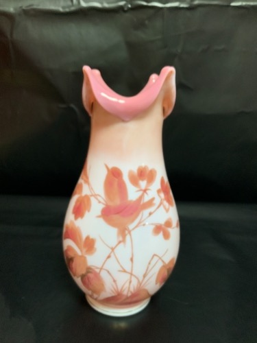 빅토리아 브리스톨 새/ 꽃으로 장식 된불투명 에나멜 핸드페인트 핑크 꽃병 Victorian Bristol Opaque Hand Blown Pink Vase with enameled birds and flowers circa 1880
