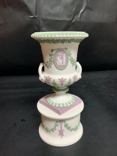 19세기 웨지우드 트라이 컬러 핸들 언(Urn)안 받침대 -매우 귀한- 19th C. Wedgwood Tri Color Handled Urn on Pedestal circa 1880 - SUPER RARE!!