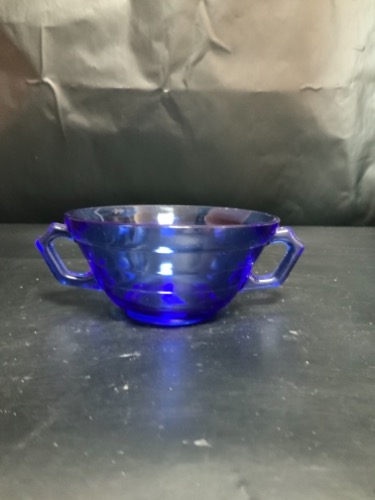 헤이즐 아틀라스 &quot;Moderntone&quot;코발트 블루 투핸들 부용컵 Hazel Atlas &quot;Moderntone&quot; Cobalt Blue 2 Handled Boullion Cup circa 1934-1942