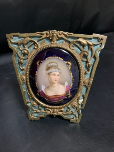 19세기 미니어쳐 도자기 핸드페인트 초상화 &quot;폴린 보나파르트&quot; 화려한 황동 프레임 19th C. Miniature Portrait Painting of Pauline Bonaparte on Porcelain in Ornate Brass Frame with Silk Covered Back circa 1860