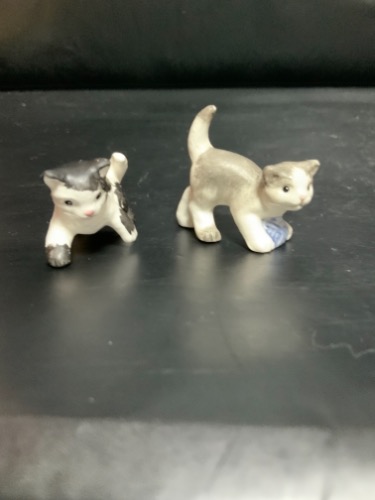 한쌍의 작은 고양이 도자기 피겨린 Pair of Small Porcelain Cat Figurines