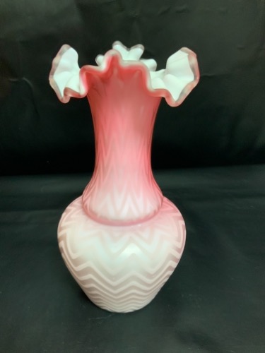 빅토리아 케이스 새틴 유리 헤링본  꽃병 Victorian Cased Satin Glass Herringbone Ruffle Vase circa 1890