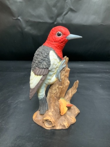 Audubon 도자기 &quot;Red Headed Woodpecker&quot; 버드 피겨린 Audubon Porcelain &quot;Red Headed Woodpecker&quot; Figurine 1982