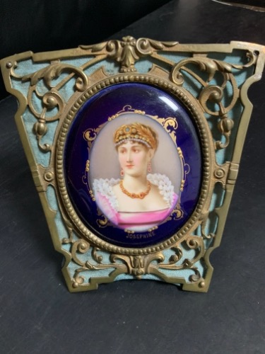 19세기 미니어쳐 도자기 핸드페인트 초상화 조세핀 화려한 황동 프레임 19th C. Miniature Portrait Painting of Josephine on Porcelain in Ornate Brass Frame circa 1860