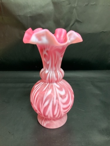펜톤 펀 옵틱 오팔레센트 크랜베리 새틴 글래스 핀치드 베이스  Fenton Fern Optic Opalescent Cranberry Satin Glass Pinched Vase circa 1950
