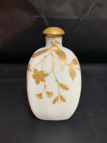 빅토리언 화이트 세틴 글래스 병 W/골드 에나멜&amp;글래스 스톱퍼 Victorian White Satin Glass Bottle w/ Gold Enamel &amp; Glass Stopper circa 1890
