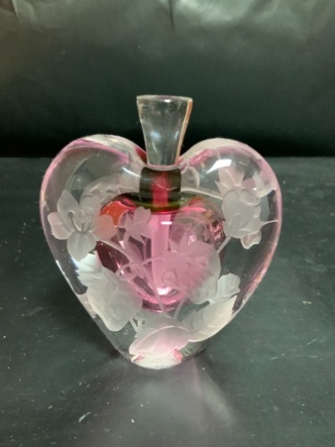 필리스 폴리토에 의해 Zellique Art Studio에서  손으로 불어서 만든 크랜베리 향수 병 1991 / Zellique Art Studio Hand Blown Clear/Cranberry Perfume with Acid Etched Florals dtd 1991 by Phyllis Polito