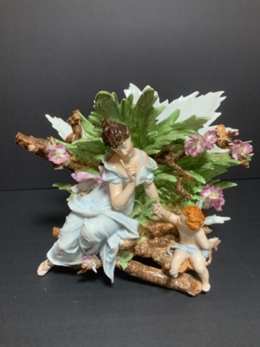 18세기Volkstedt (Georg Heinrich Macheleid) 도자기 피겨린 꽃병&quot;데미지. 리페어&quot; 18 C. Volkstedt (Georg Heinrich Macheleid) Porcelain Figural Vase circa 1760 - 1787