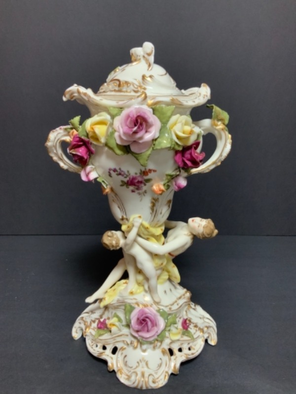 바바리아 피겨린 커버(언) 항아리/적용된 꽃 Bavarian Figural Covered Urn w Applied Flowers circa 1930